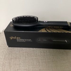 ghd glide smoothing hot brush. Smooths and tames hair ceramic